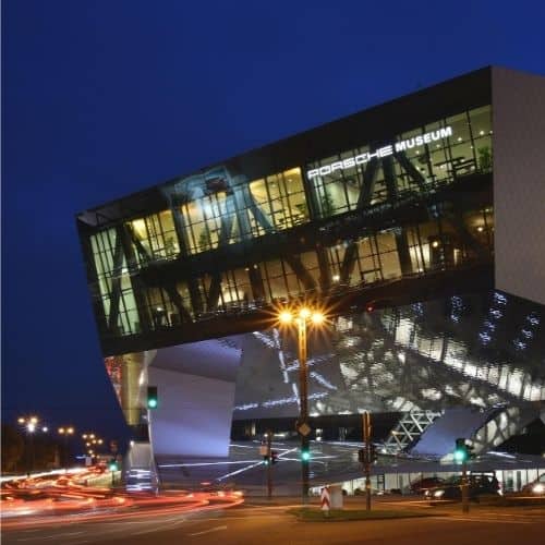 Moderne Architektur des Porsche Museums in Stuttgart-Zuffenhausen