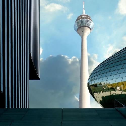 Düsseldorfer Rheinturm zwischen modernen Bürogebäuden als Symbol für den Wirtschaftsstandort Düsseldorf