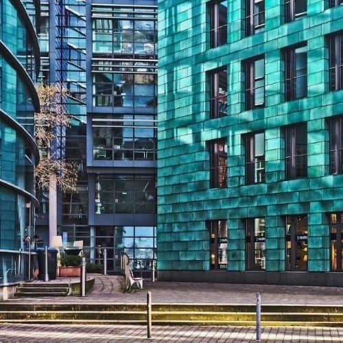 Moderne Bürogebäude im Düsseldorfer Medienhafen als Standort für Agenturen und Kommunikationsdienstleister