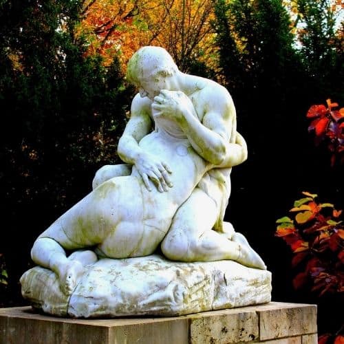Adam und Eva Skulptur im Floragarten in Düsseldorf Unterbilk