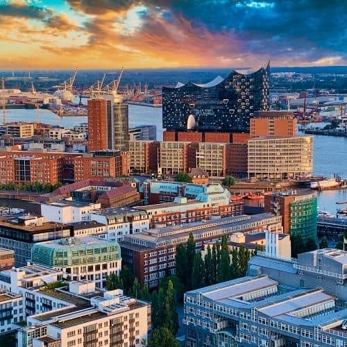 Elbphilharmonie bei Sonnenuntergang in Hamburg als Standort für Events, Messen und Tourismuswirtschaft