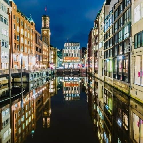 Beleuchtete Ladengeschäfte an einem Fleet in Hamburg, traditionelle Handelsstadt und Standort für E-Commerce