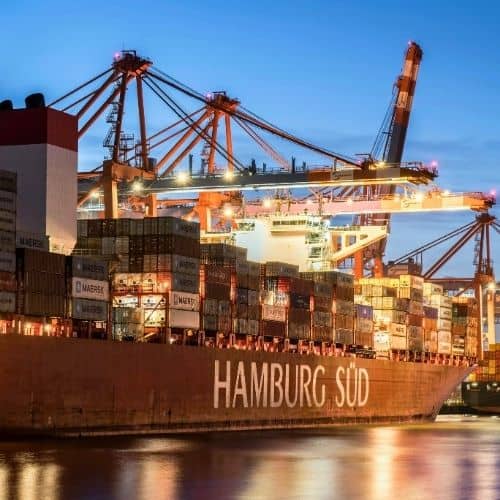 Containerschiff mit Hafenkränen im Hamburger Hafen – Industrie und Logistik im Hamburger Hafen