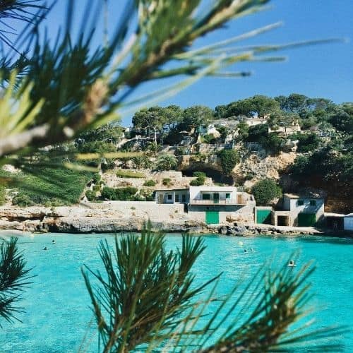 Bucht mit türkisblauem Meer und Häusern auf Mallorca