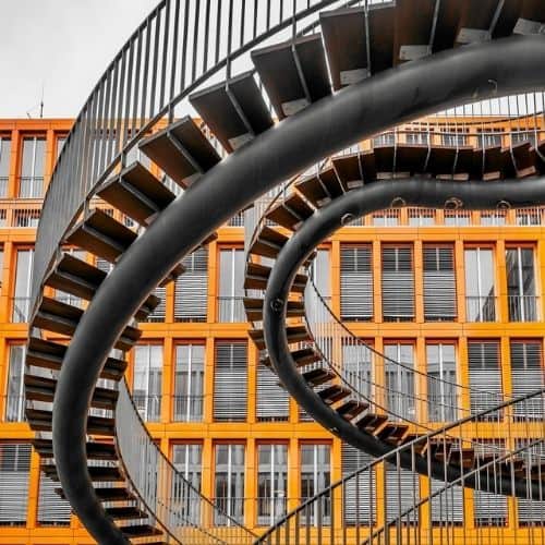 Endlose Treppe vor dem KPMG-Gebäude in München als Motiv für Finanzen und Beratung